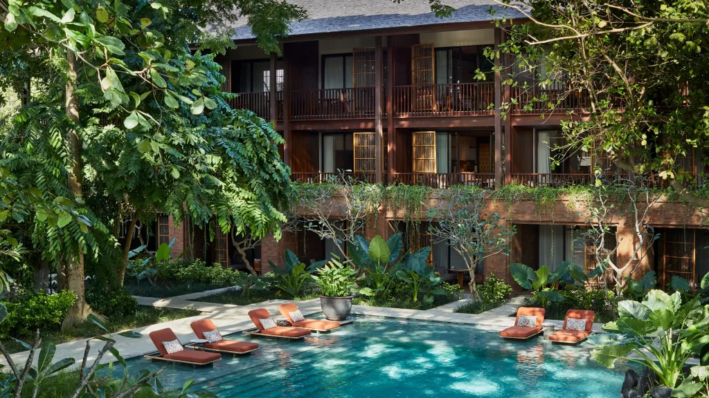 Kolam renang Liang di Andaz Bali dikelilingi taman tropis