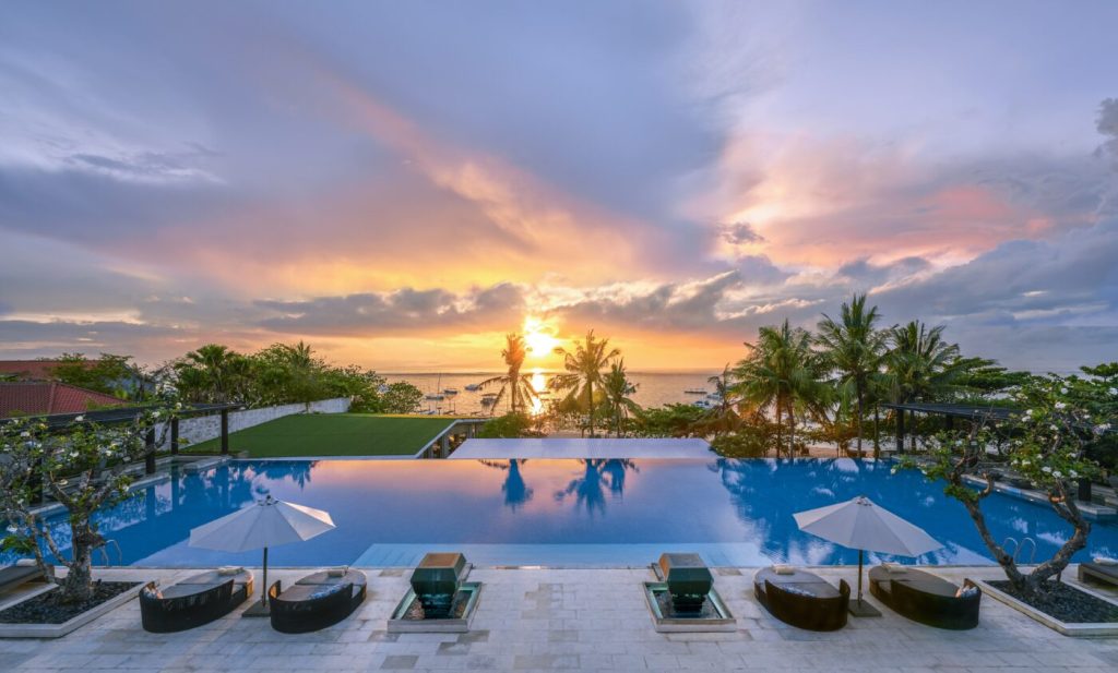 Kolam renang InterContinental Bali Sanur Resort saat matahari terbit