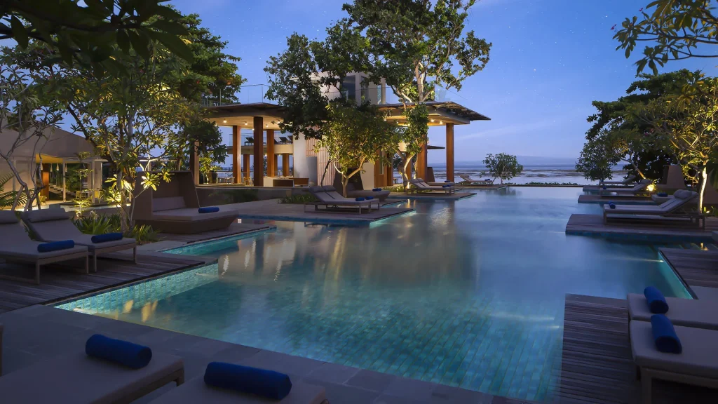 Kolam renang utama Maya Sanur Resort & Spa di Bali