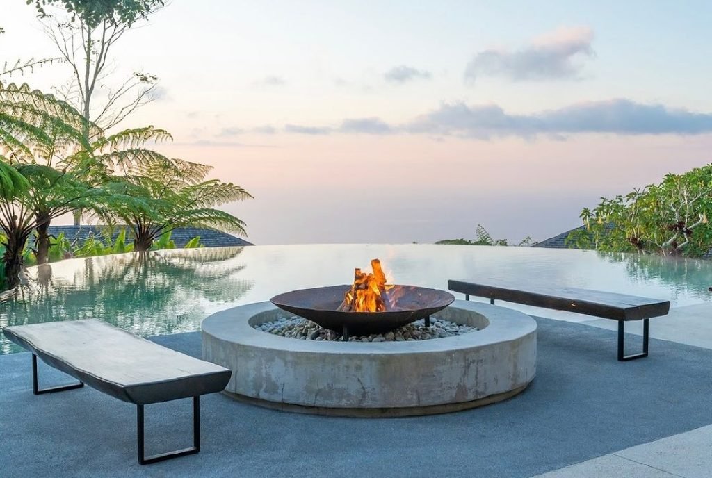 Kolam infinity dan area duduk Alta Vista Mountain Villa Bali menghadap perbukitan