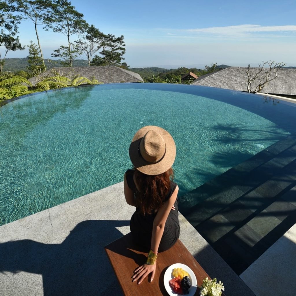 Tamu bersantai di tepi kolam infinity Alta Vista Mountain Villa Bali
