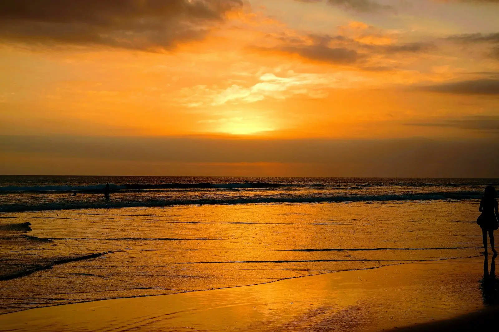 Laut dan langit senja di dekat Pantai Seminyak Bali